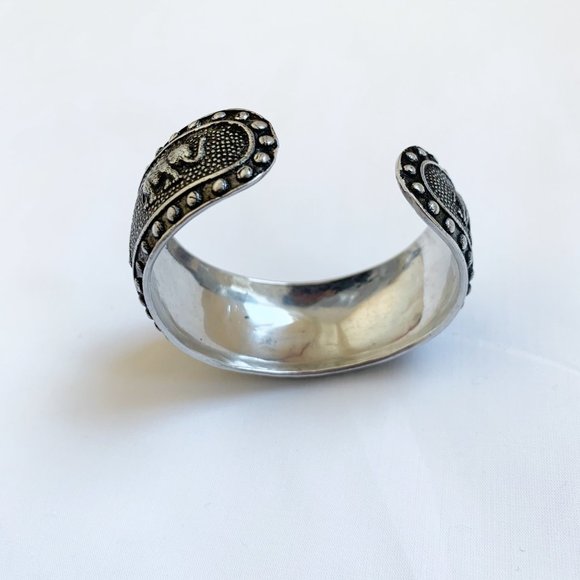 VINTAGE | SILVER ELEPHANT BANGLE - Picture 6 of 6